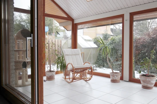 Maison contemporaine avec extension moderne située sur terrain paysager avec pelouse verte