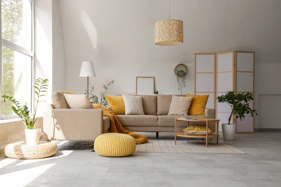 Maison contemporaine avec extension moderne située sur terrain paysager avec pelouse verte
