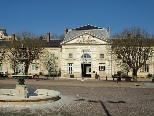 Photographie professionnelle de la ville de Joigny prise depuis une perspective aérienne ou depuis un point haut, montrant le centre-ville avec ses bâtiments caractéristiques, ses rues et le paysage environnant de l'Yonne. L'image doit transmettre un sentiment de localisation urbaine dans une région française rurale, sans texte ni repères cartographiques, dans un style clair et professionnel adapté à un contexte B2C de menuiserie et fermetures.